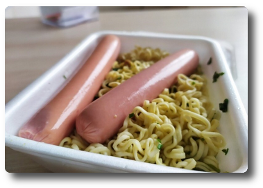 Красивая фотка с дошираком с сосисками